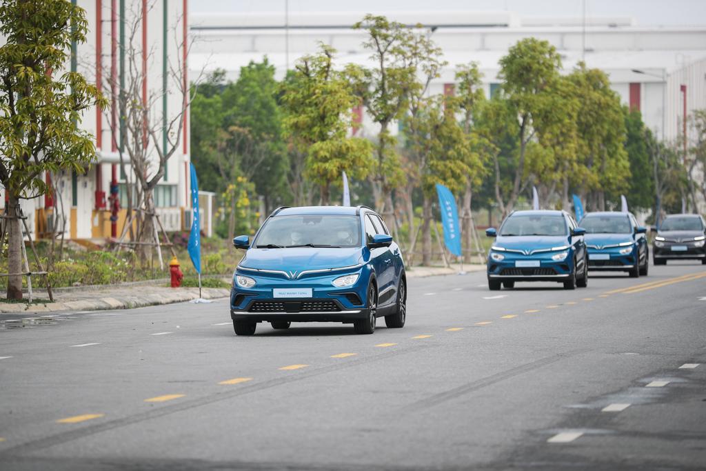 25-000-xe-dien-vinfast-vf-e34-den-tay-khach-hang-1